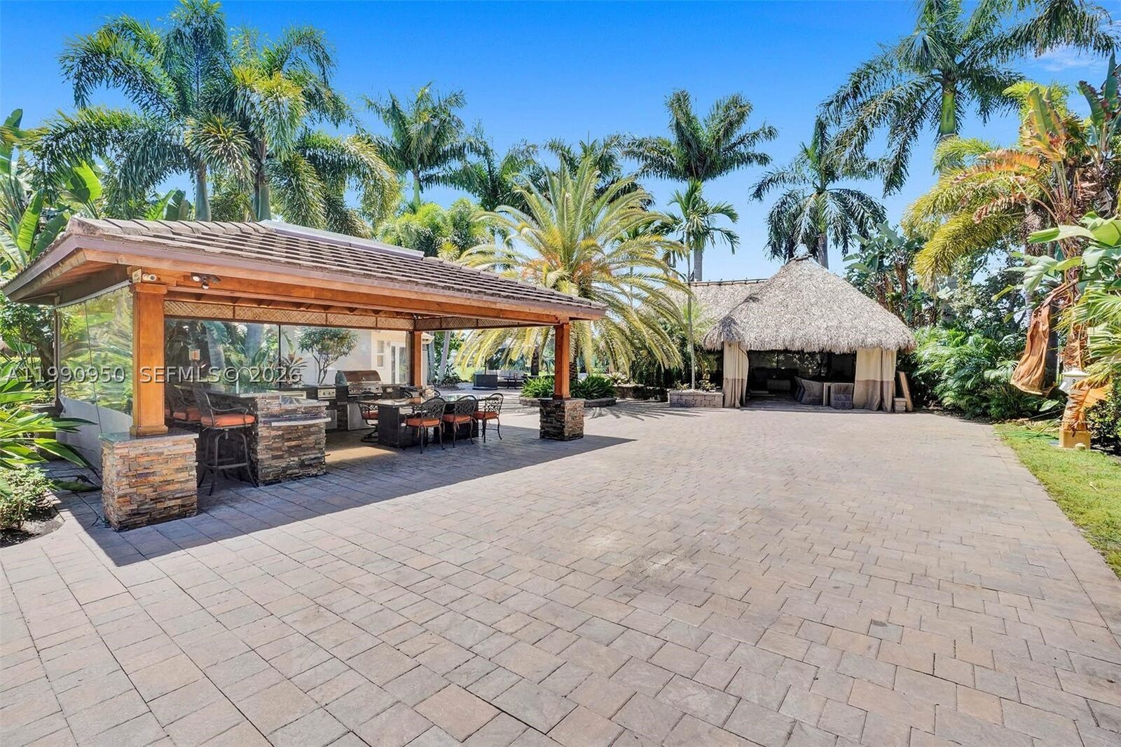 Property Photo: 224 N Cortez Dr FL 33068