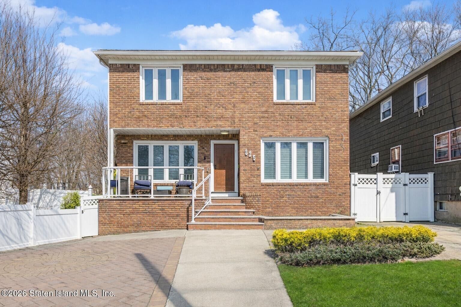 Property Photo:  825 Willowbrook Road  NY 10314 