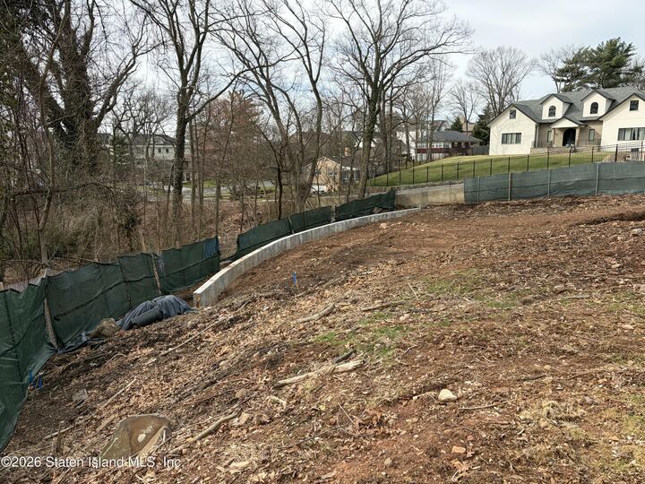 Property Photo:  2 Oak Tree Way  NY 10301 