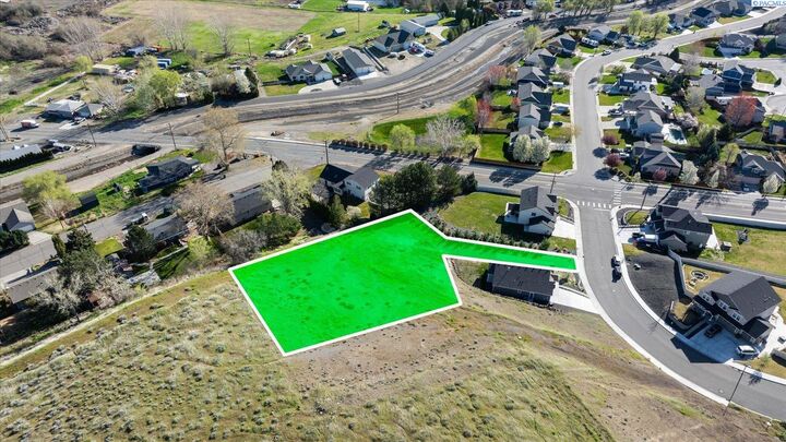 Property Photo:  3820 Bing St  WA 99338 