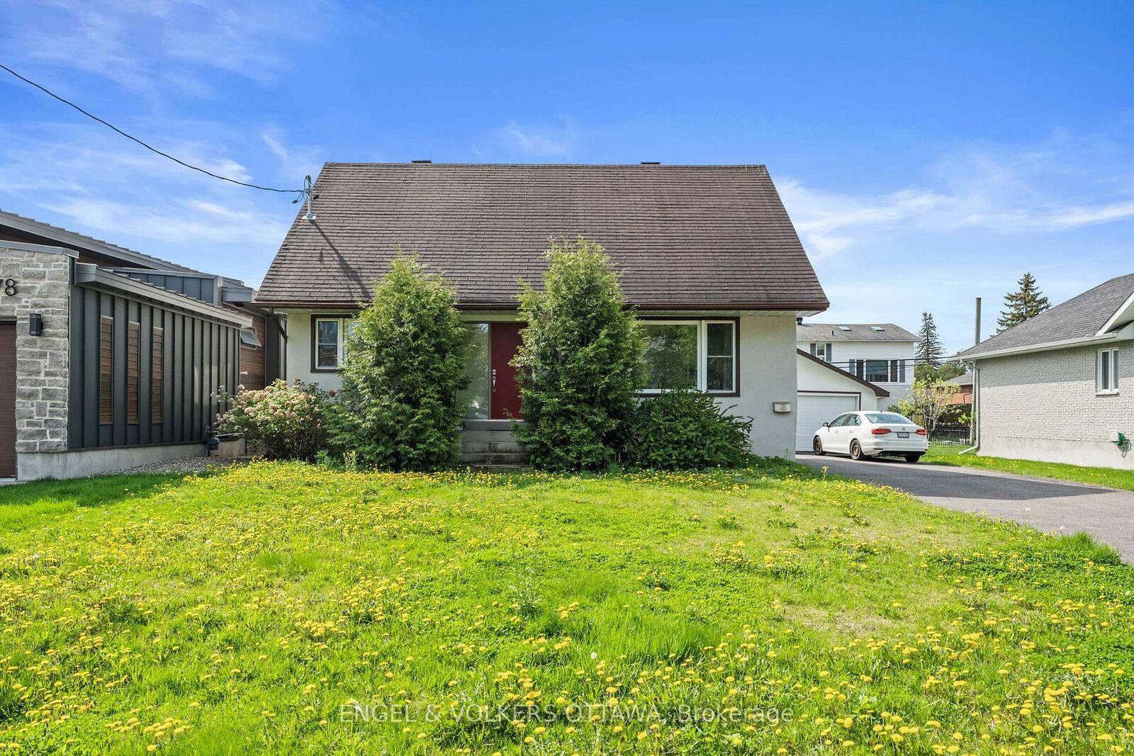 Property Photo: 1372 Ridgedale Street ON K1T 1C5