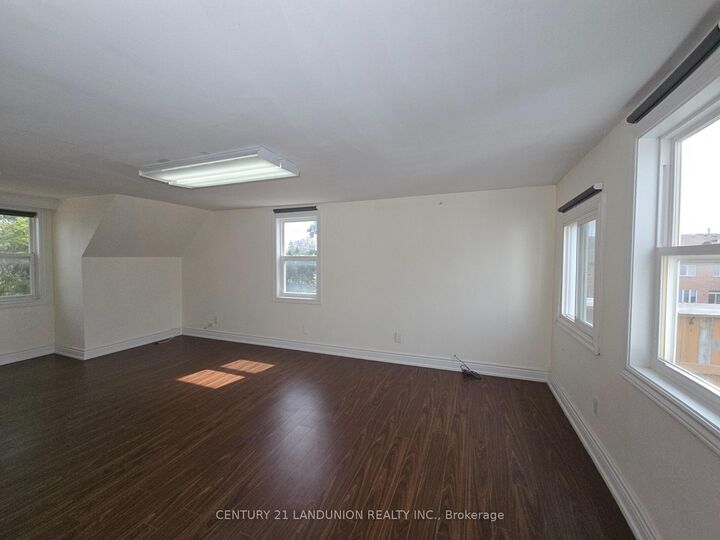Property Photo:  11960 Yonge Street  ON L4E 3N6 