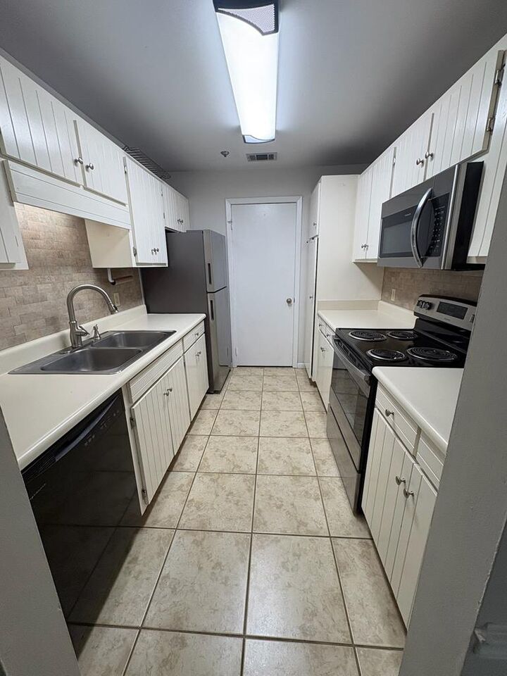 Property Photo:  2092 Sherwood Drive B12  GA 31602 