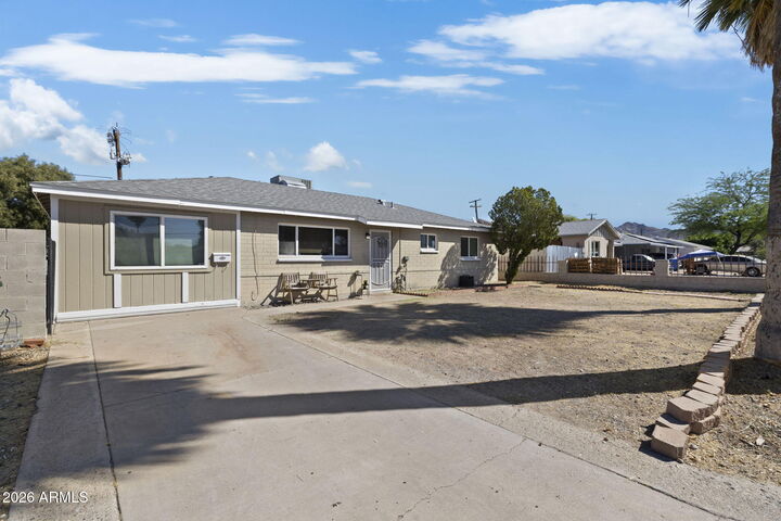 Property Photo: 418 E Orchid Lane AZ 85020