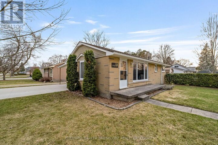 Property Photo:  105 Wellington Street West  ON N0M 1S2 