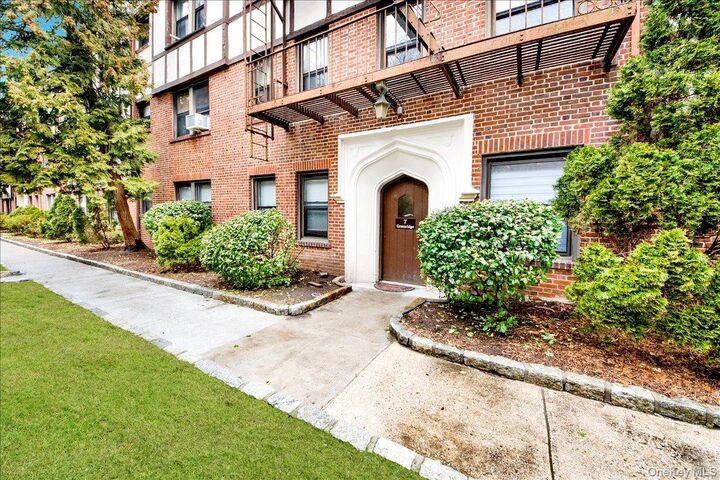 Property Photo:  7 Greenridge Avenue B8  NY 10605 