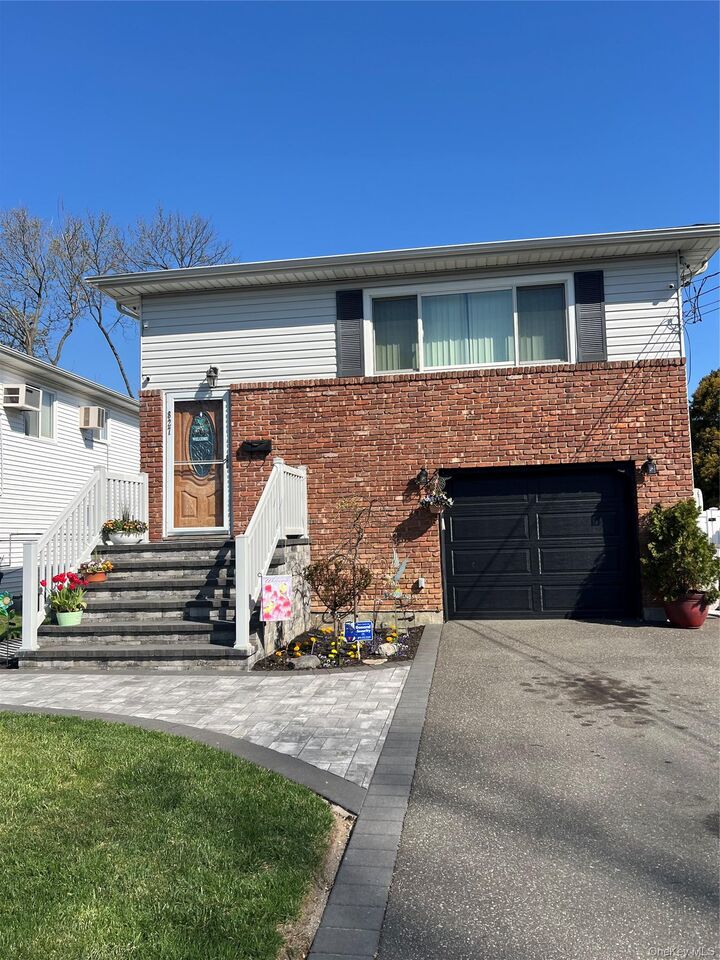 Property Photo:  827 Bermuda Road  NY 11704 