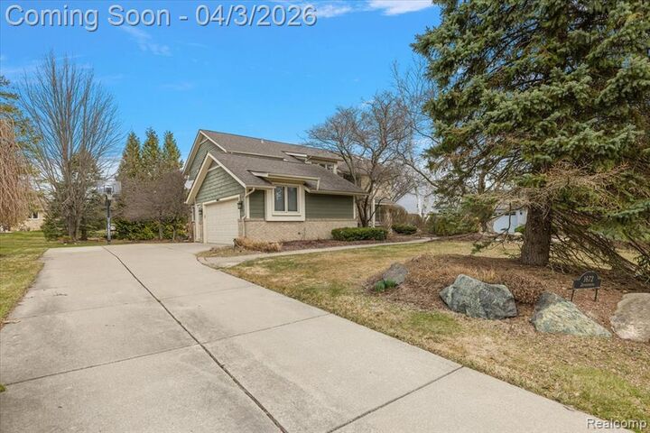 Property Photo:  1672 Devonshire Drive  MI 48098 4377 