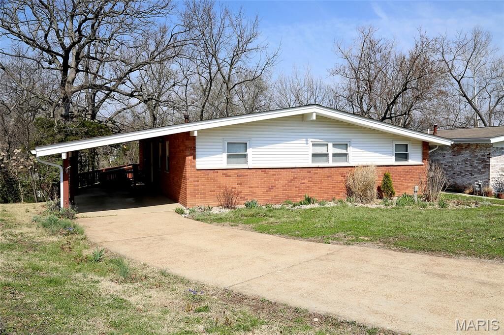 Property Photo:  529 Barcia Drive  MO 63119 