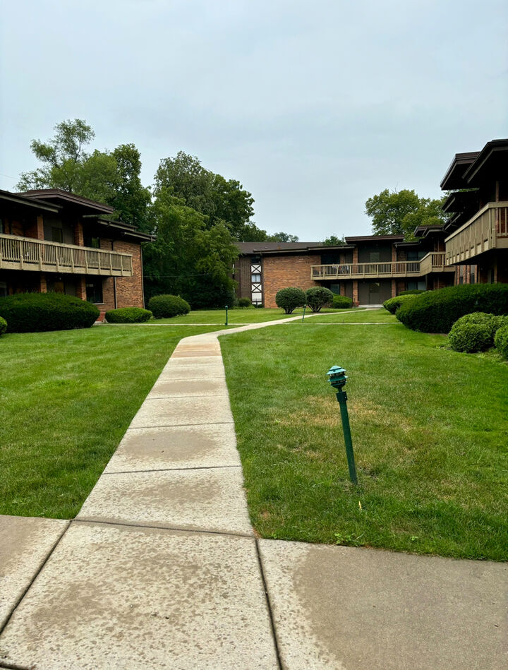 Property Photo:  485 Duane Terrace B4  IL 60137 
