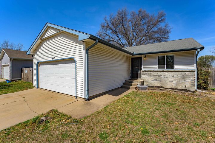 Property Photo:  2029 N Pine Grove Ct  KS 67212 