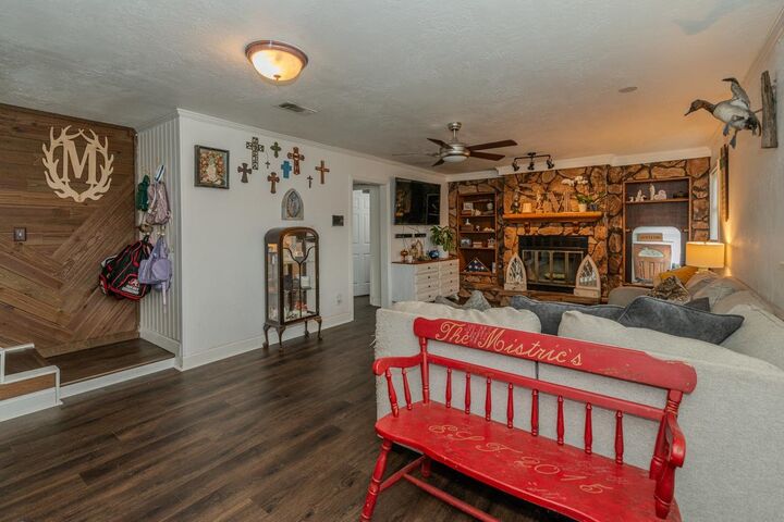 Property Photo:  711 S 6th  TX 77627 