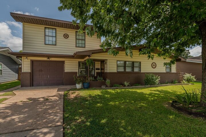 Property Photo: 711 S 6th St. TX 77627