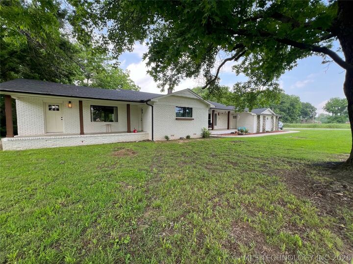 Property Photo:  1942 E Highway 62  OK 74434 