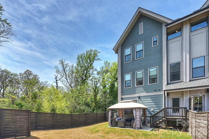 Property Photo:  1500 Hawthorne Lane A  NC 28205 