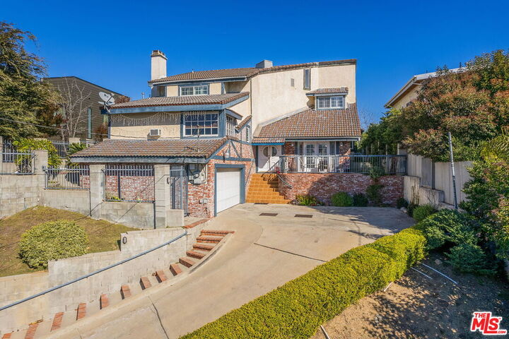 Property Photo:  3860 Cazador St  CA 90065 