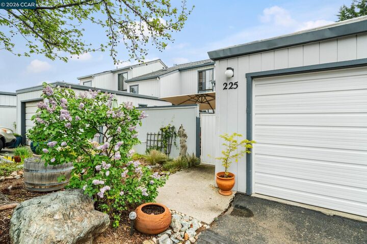 Property Photo: 225 Woodside Ct CA 95945