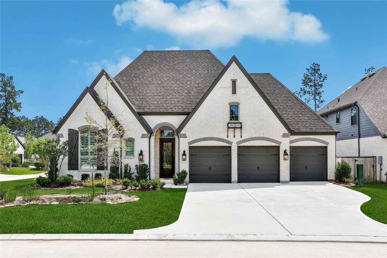 Property Photo:  305 Mallory Court  TX 77316 