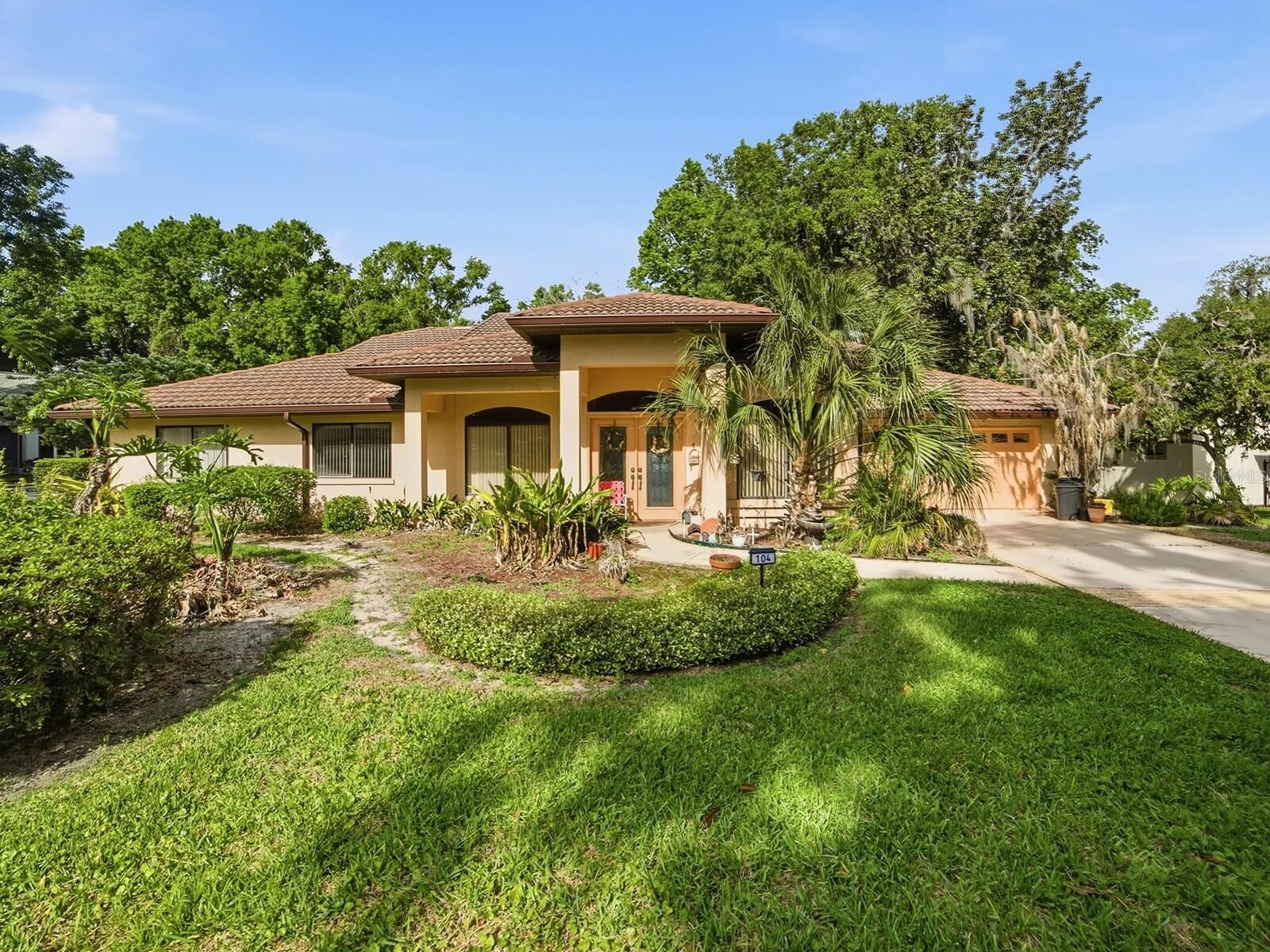 Property Photo:  104 Peppertree Court  FL 34797 