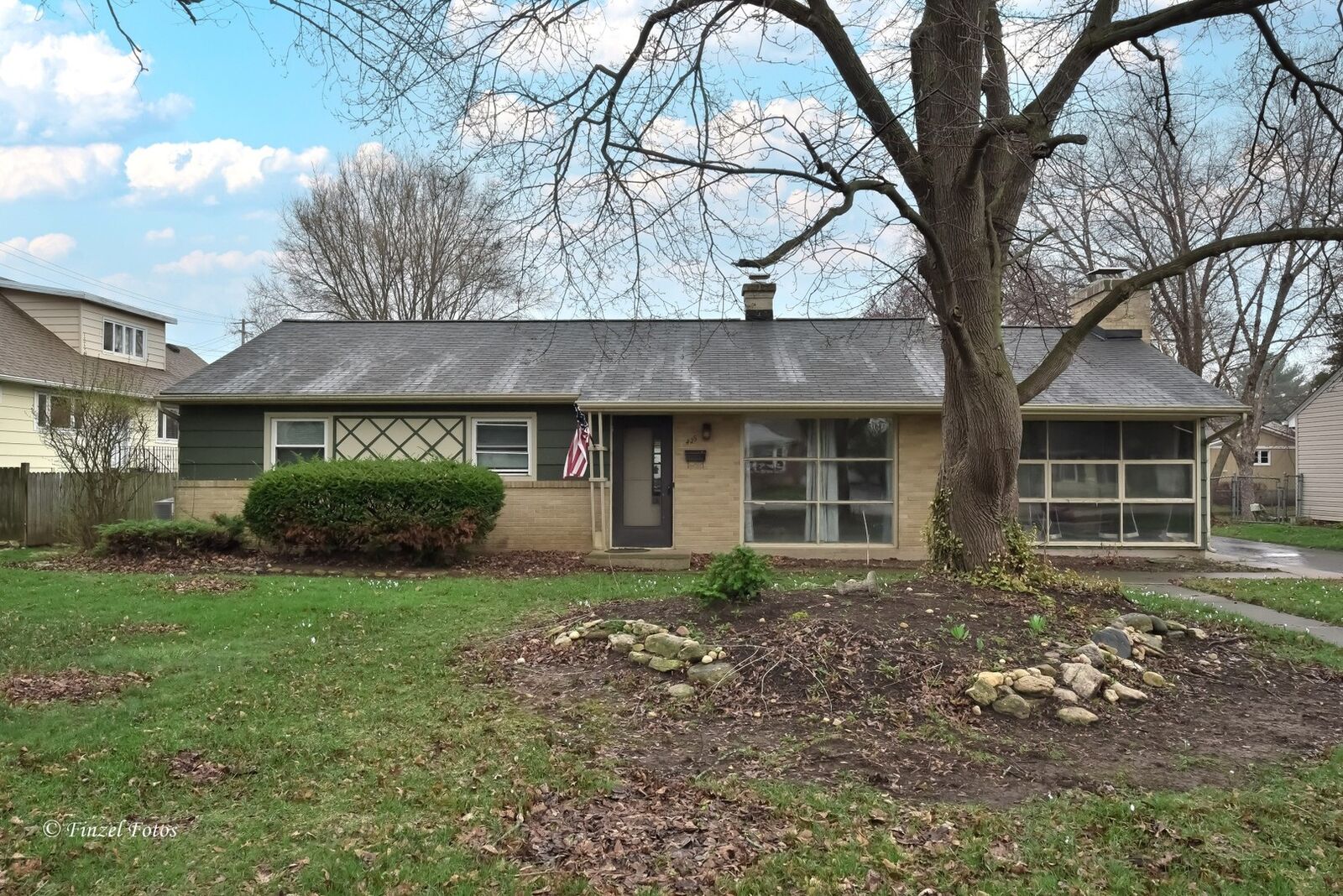 Property Photo: 425 E Broadway Avenue IL 60014