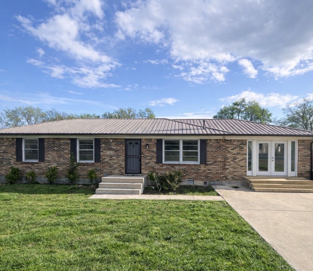 Property Photo: 615 Estes St TN 37166