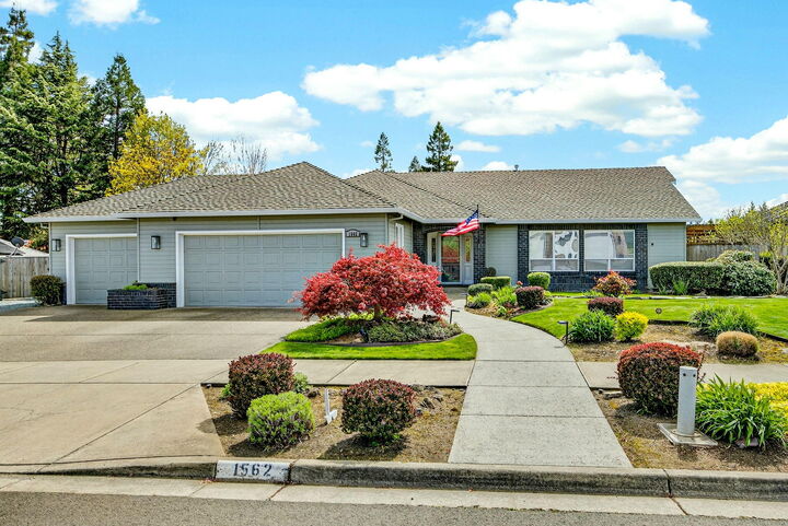Property Photo:  1562 Ridge Way  OR 97504 