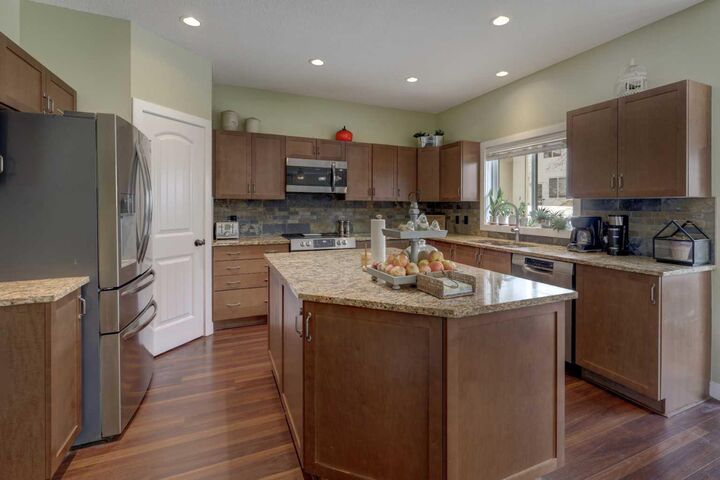 Property Photo:  729 Canoe Avenue SW  AB T4B 3K5 