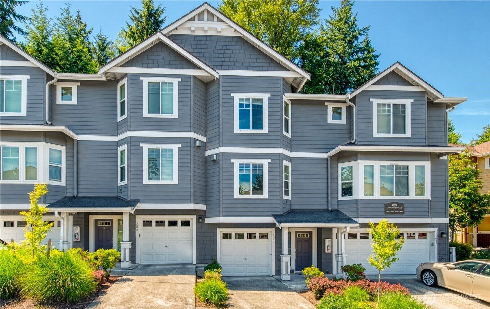 Property Photo: 5583 Lakemont Boulevard SE 1603 WA 98006