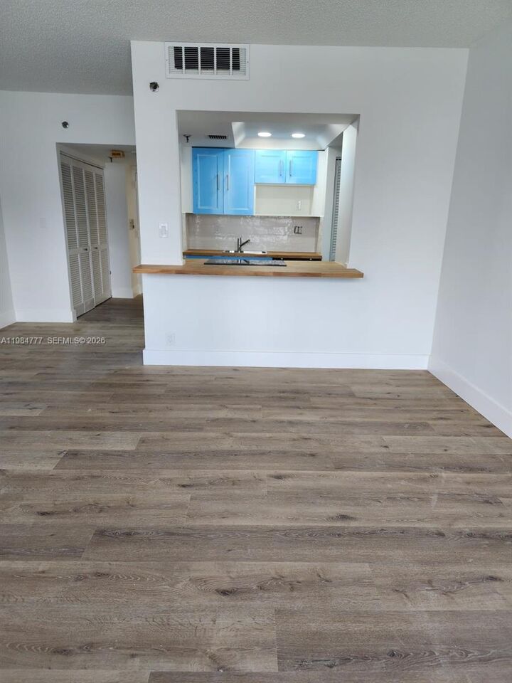 Property Photo:  520 Brickell Key Dr A1517  FL 33131 