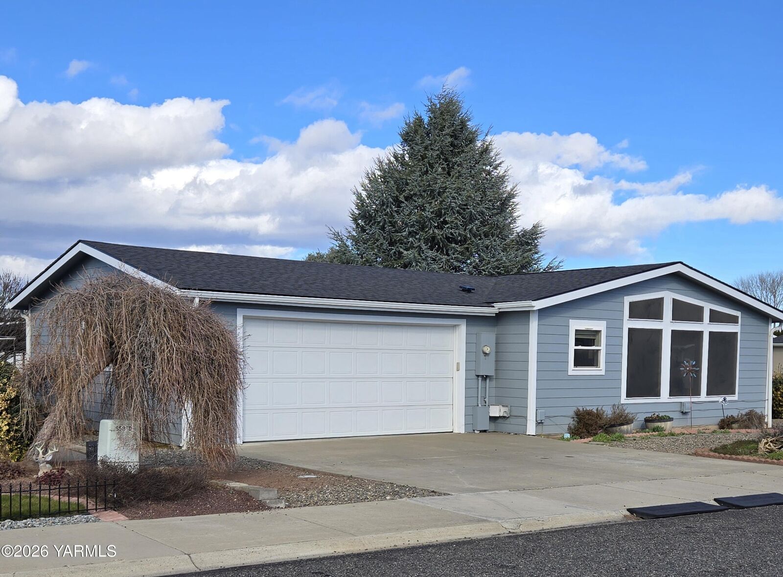 Property Photo:  1830 Magnolia Ct  WA 98908 