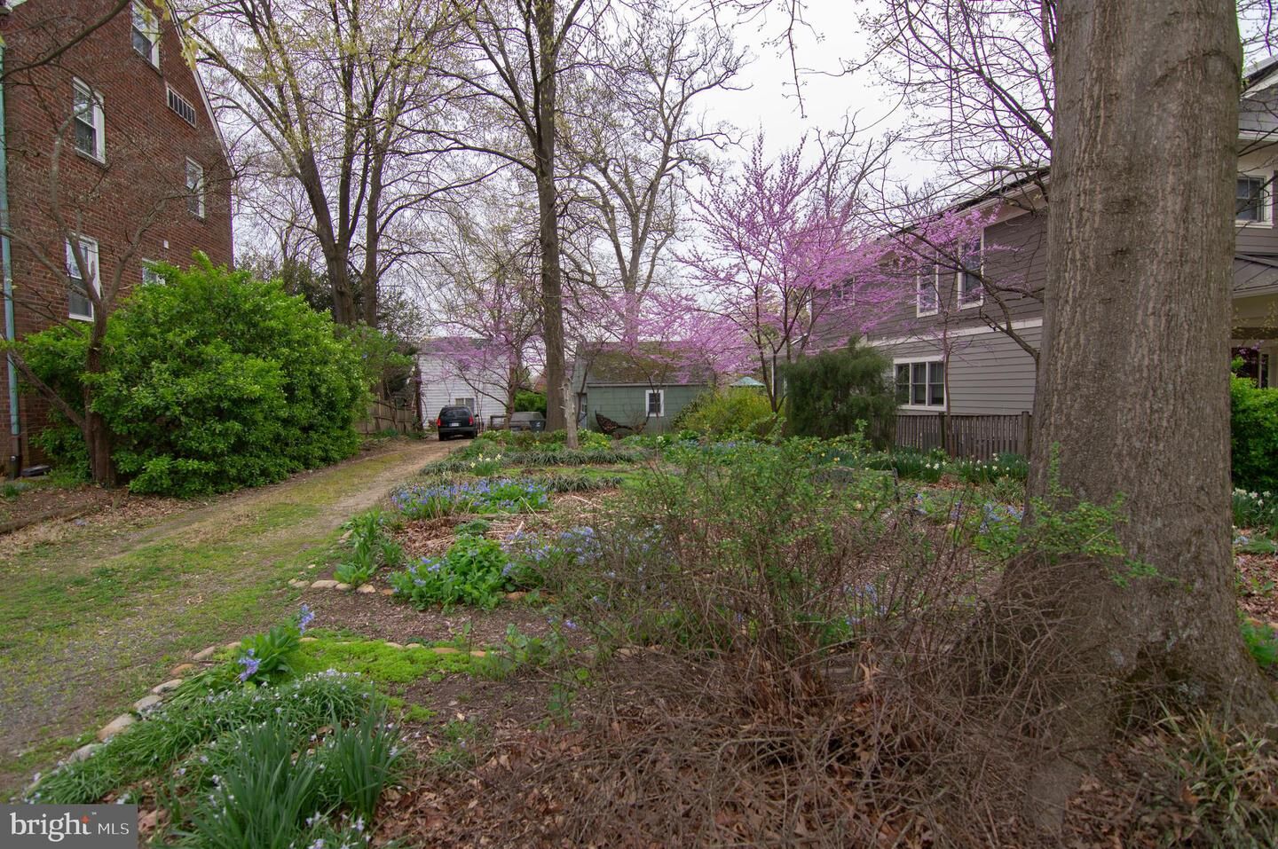Property Photo:  2401 N Dickerson Street  VA 22207 