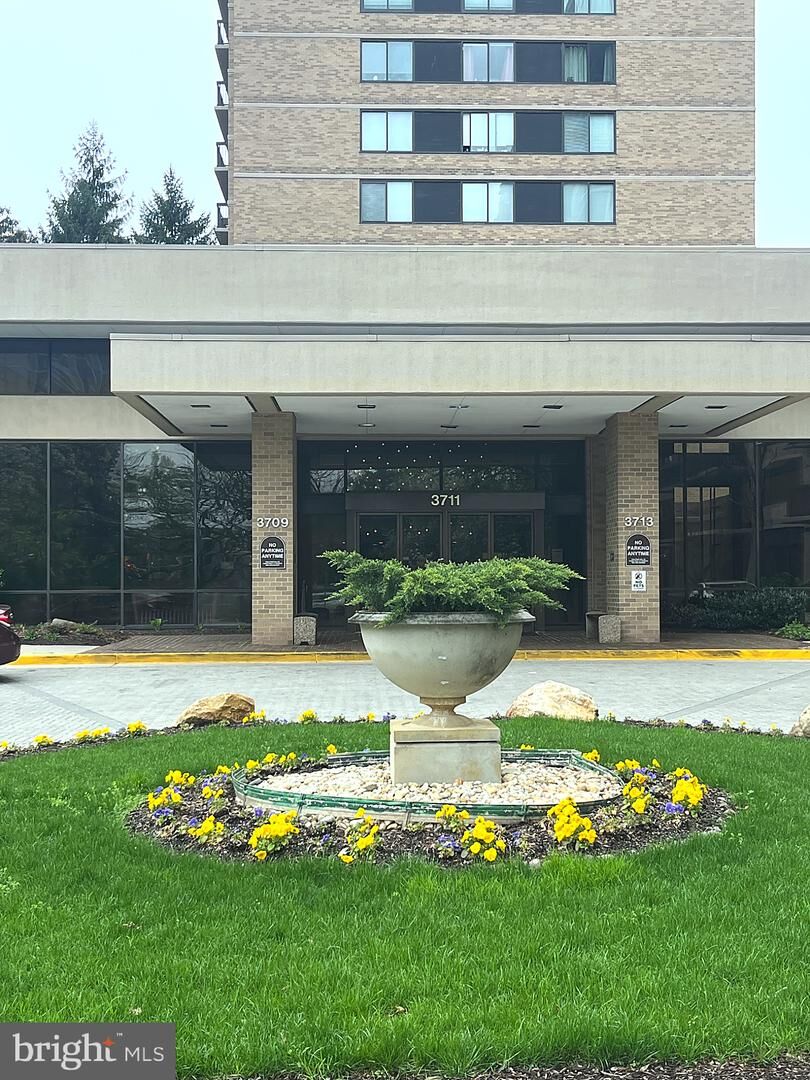 Property Photo: 3713 S George Mason Drive 901 VA 22041