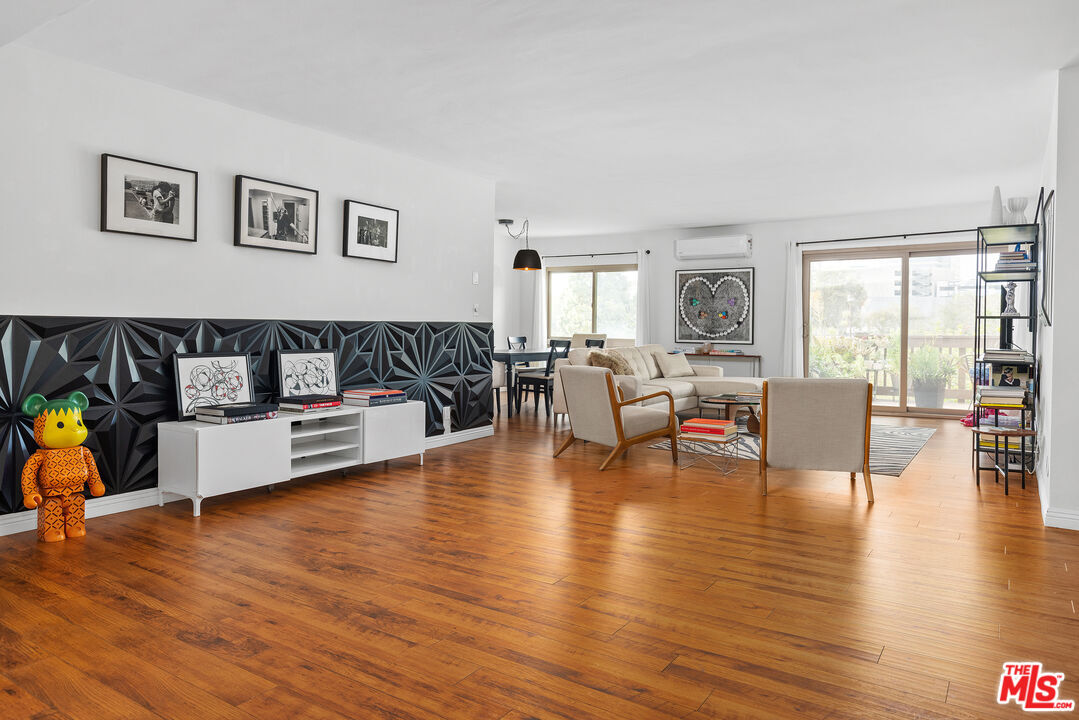 Property Photo: 5950 Buckingham Pkwy CA 90230