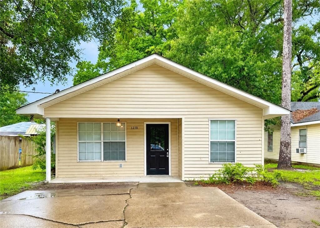 Property Photo:  1210 Smith Square  LA 70403 