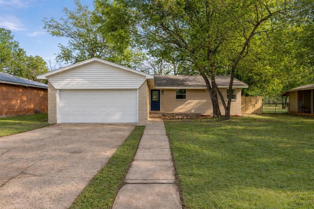 Property Photo: 1204 W 3 A Street TX 76657