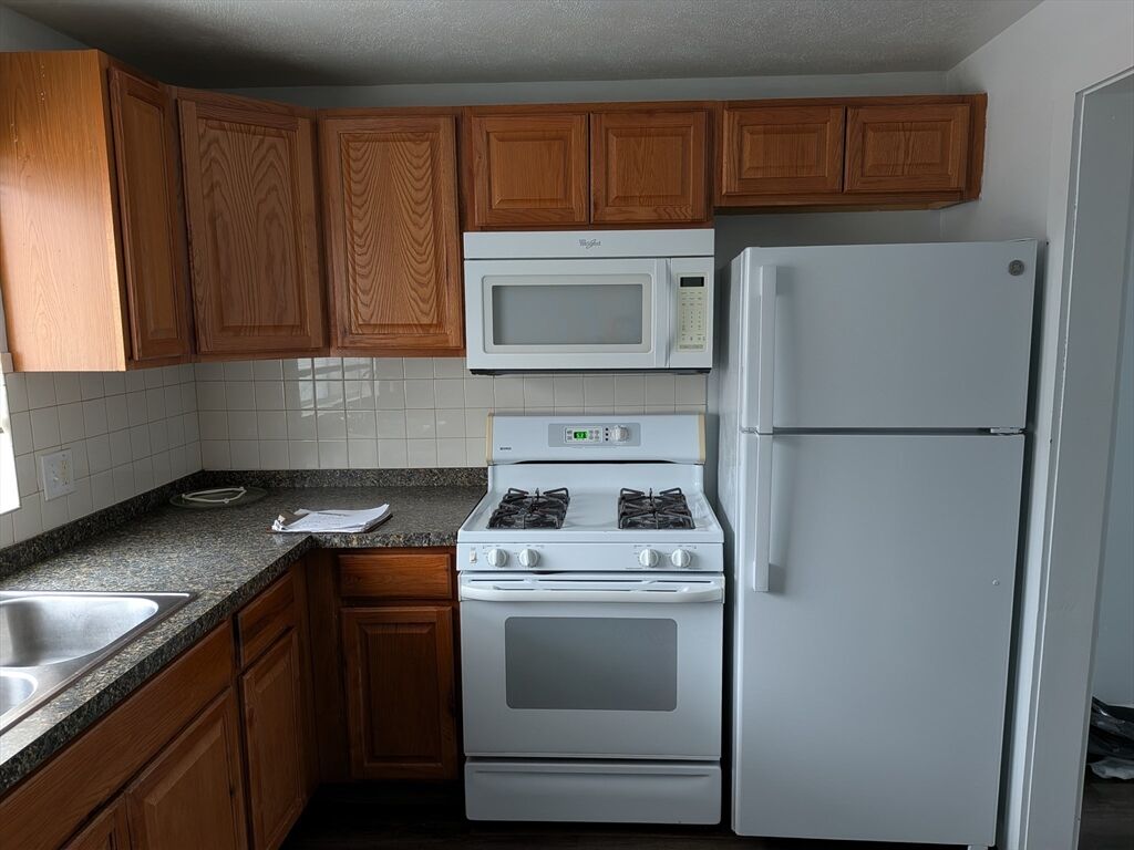 Property Photo:  83-R Hobartst C4  MA 01923 