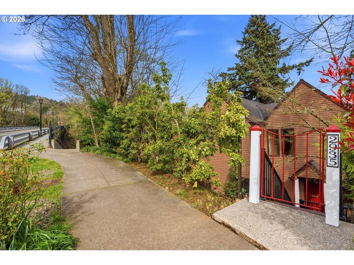 Property Photo:  2935 NW Thurman St  OR 97210 