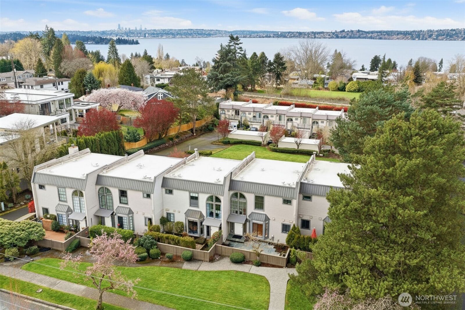 Property Photo:  6527  106th Avenue NE 10  WA 98033 