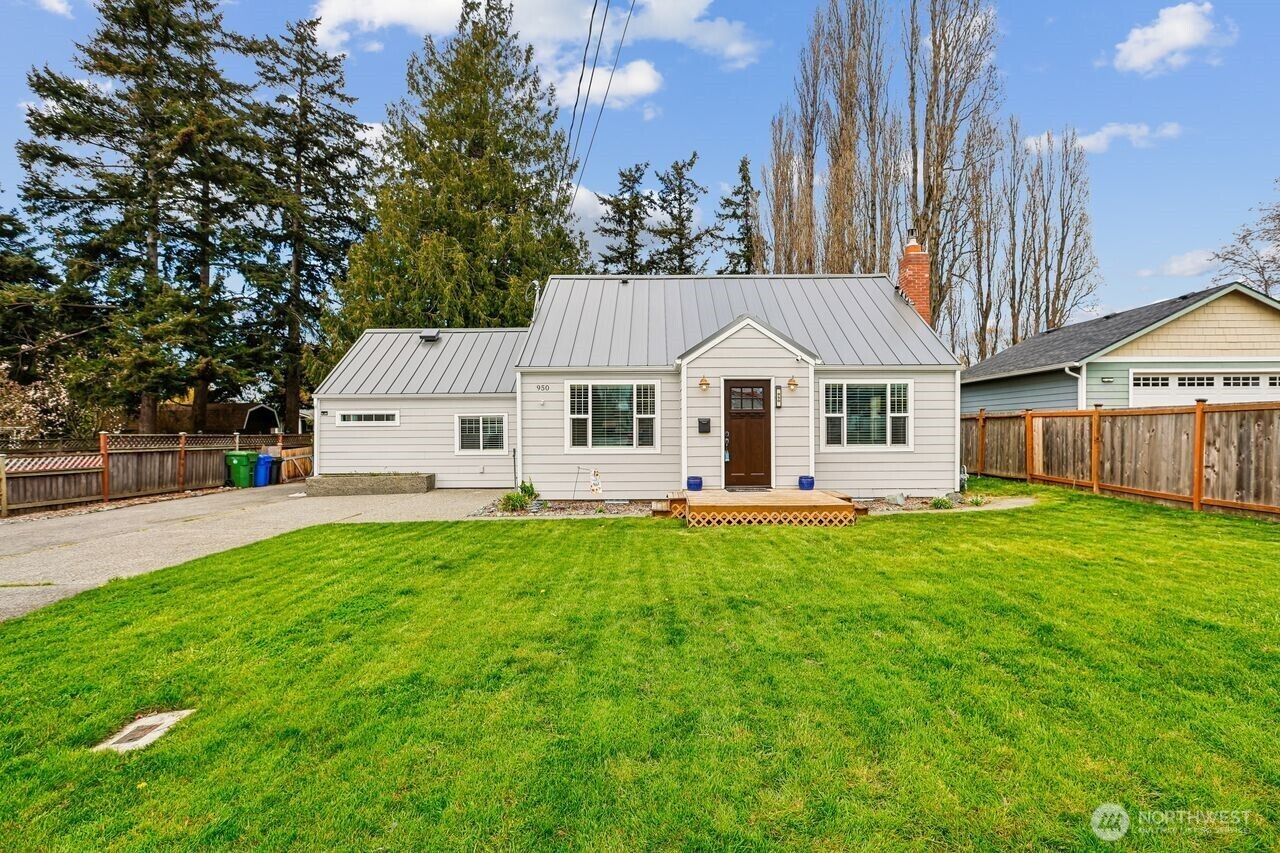 Property Photo:  950 SE 4th Avenue  WA 98277 