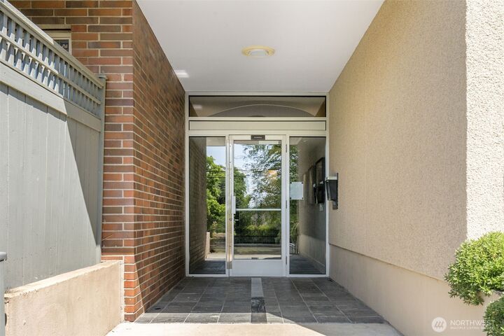 Property Photo:  732  11th Avenue E 202  WA 98102 