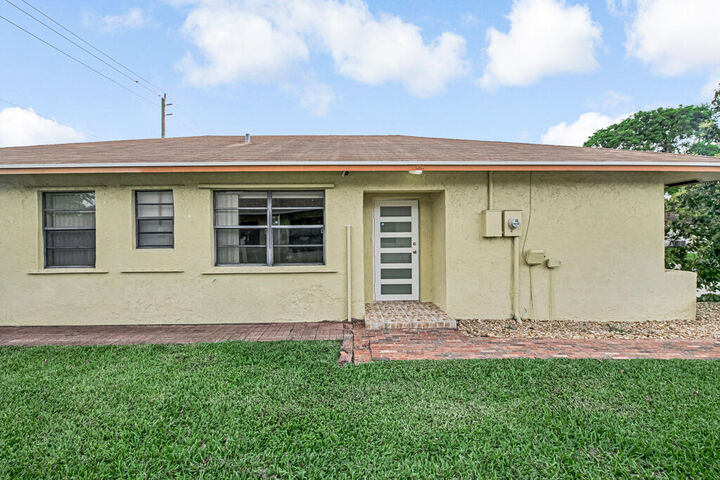 Property Photo:  4917 Luqui Court  FL 33415 