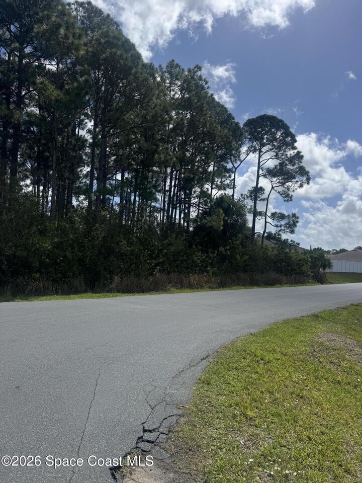 Property Photo: 2901 Toulon Road SE FL 32909