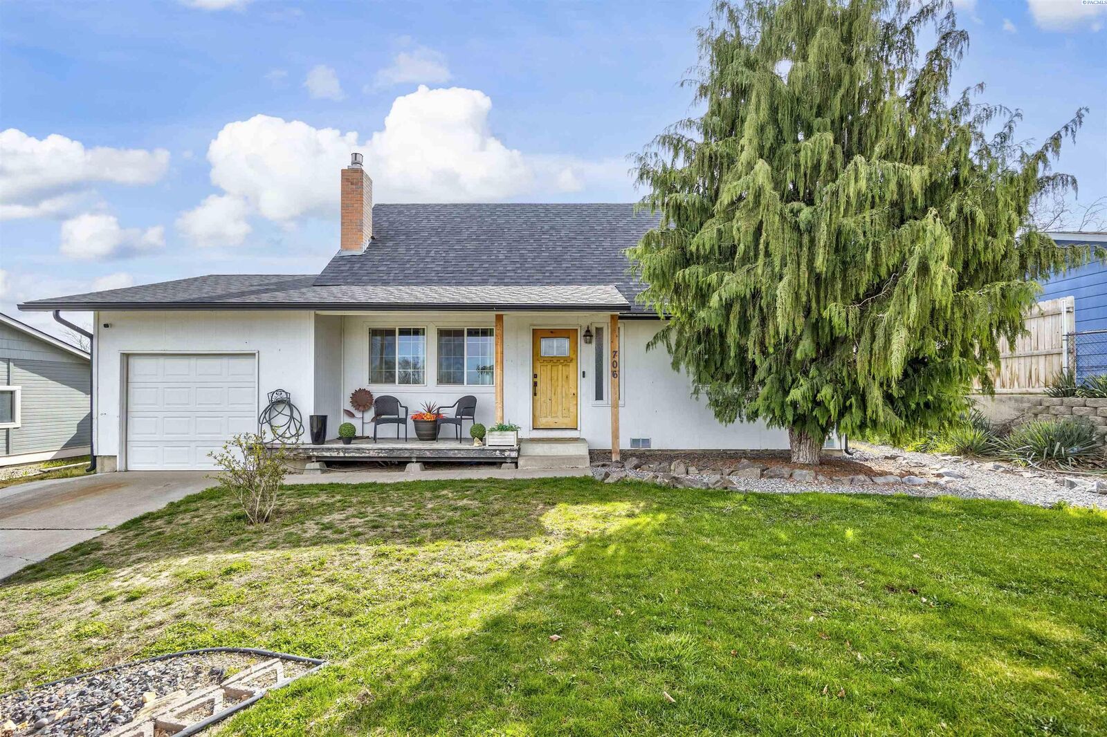 Property Photo:  706 Buena Vista Ave  WA 98944 