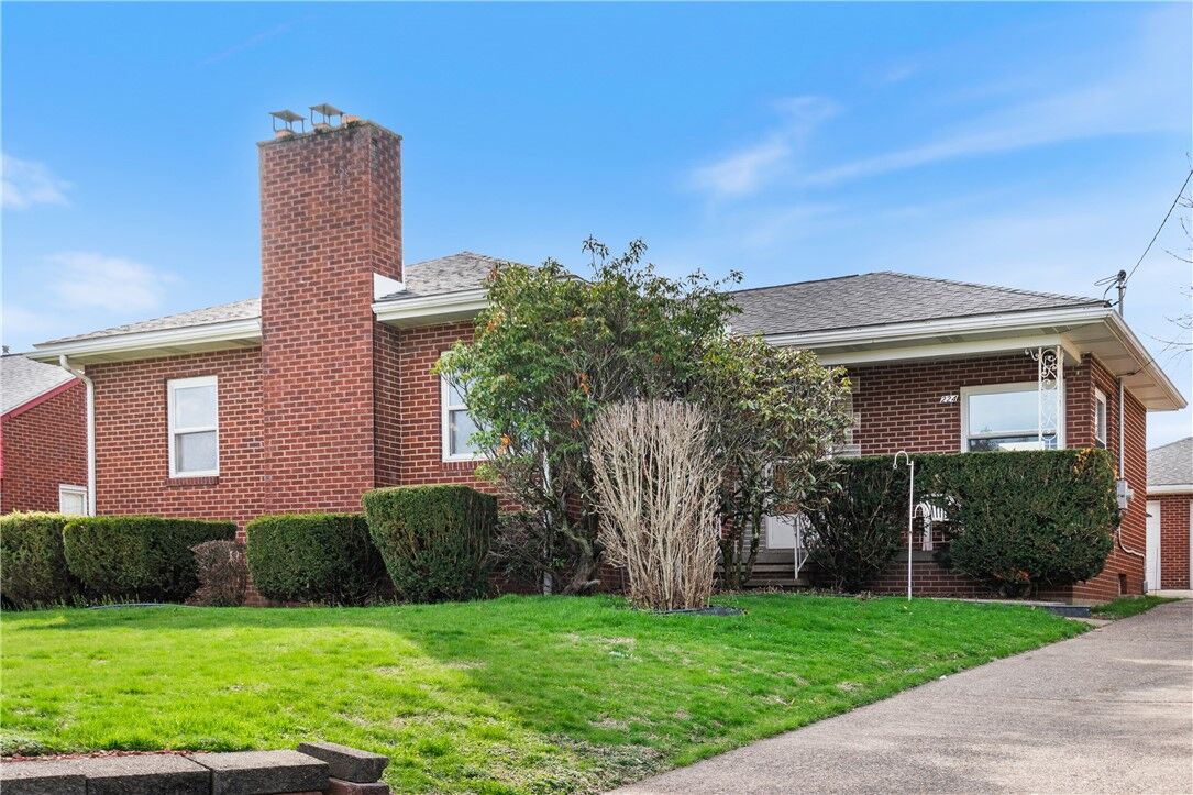 Property Photo: 224 Eastern Dr PA 15068