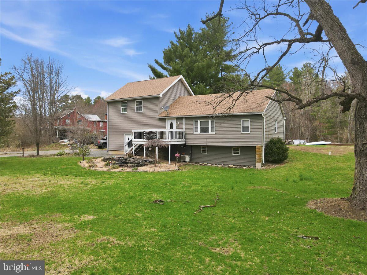 Property Photo:  1544 County Park Road  PA 18331 