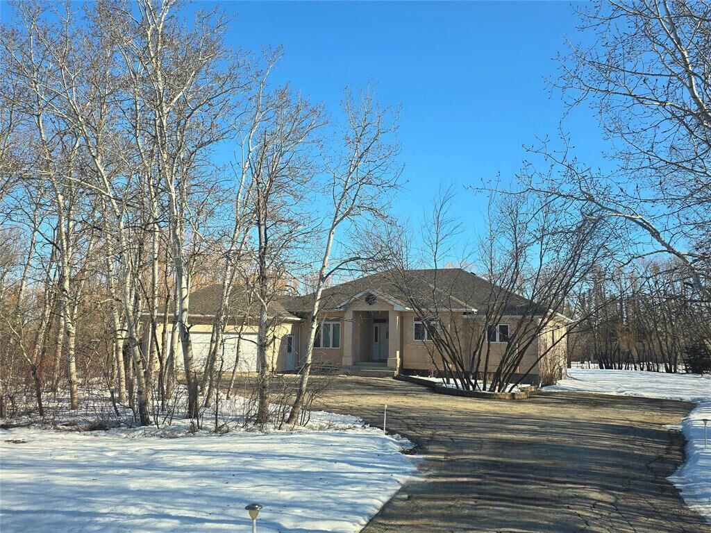 Property Photo:  3 Mirey Creek Drive  MB R1A 2S6 