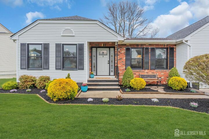 Property Photo:  3 Lynn Court  NJ 08902 