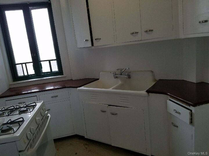 Property Photo:  1594 Unionport Road 9D  NY 10462 