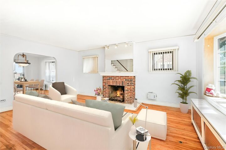 Property Photo:  1245 Rhinelander Avenue  NY 10461 