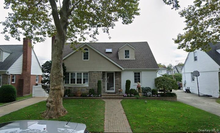 Property Photo:  43 Beechwood Lane  NY 11040 